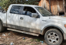 Decomisan arsenal y marihuana en camioneta abandonada,