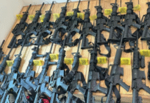 Cateo en Culiacán: fuerzas federales aseguran arsenal, químicos y droga en inmueble del crimen organizado.