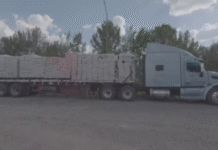 Chihuahua intercepta cargamento millonario de cerveza y armamento.