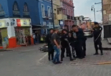 (VIDEO) Turista ebrio desarma a policía y dispara en plena plaza.