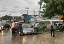 Auto cae en socavón en Ciudad Industrial.