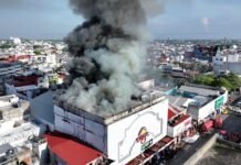 Incendio en tienda del Sol de Villahermosa continúa activo.