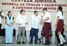 Javier May entrega certeza jurídica a 77 escuelas tabasqueñas.