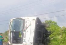 Autobús con trabajadores petroleros se vuelca en la carretera Villahermosa–Frontera.