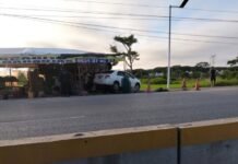Accidente en Villahermosa-Nacajuca deja daños materiales tras impacto contra puesto de frutas.
