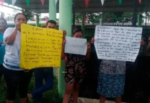 Cierre de primaria en Macuspana por presunta discriminación genera movilización de padres de familia.