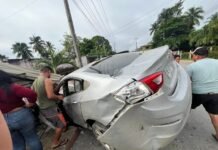 Pierde control y se estrella en pozolería de Paraíso.