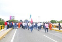 Subcontratistas de Pemex bloquean puente Los Monos.