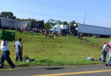 Accidente y rapiña de tráileres genera caos en Tabasco.