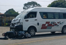 Combi de transporte público arrolla a madre e hija en la carretera Teapa–Villahermosa.