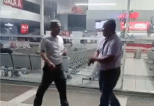 (VIDEO) ¡Cachetada viral! Captan pelea entre dos hombres afuera del ADO Villahermosa.