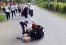 (VIDEO) Tres estudiantes del CECyTE 14 protagonizan pelea afuera del plantel en Dos Montes.