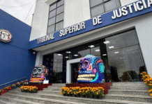 Tribunal honra a sus servidores con altar de Muertos.