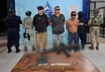 Operativo en Huimanguillo deja tres detenidos con fusil AR-15 y droga.