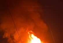 (VIDEO) Incendio consume vivienda en colonia Petrolera.