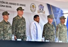 Javier May atestigua relevo de mando en la Quinta Zona Naval de Frontera, Centla.