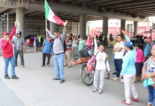 Bloquean calles exigiendo compensaciones pendientes desde 1999.