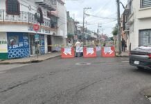 Bloquean calles en Villahermosa por colapso del drenaje; vecinos exigen atención.