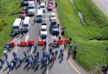 Sindicalizados del Ingenio Benito Juárez bloquean carretera por detenciones en Tabasco.