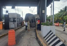 Tráiler impacta caseta de cobro en Puente El Zacatal; tránsito parcial entre Villahermosa y Ciudad del Carmen.