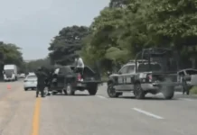 Fuerte choque frontal entre camioneta y automóvil en la Cárdenas–Huimanguillo.