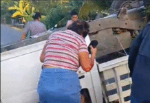 Camioneta estaquita vuelca en Cupilco, Comalcalco; termina de cabeza y deja dos lesionados.