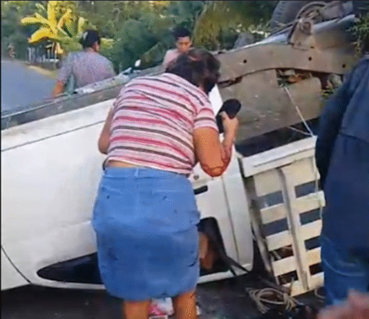 Camioneta estaquita vuelca en Cupilco, Comalcalco; termina de cabeza y deja dos lesionados.