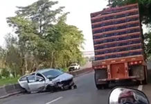Fuerte choque en la Villahermosa–Frontera; conductor abandona el vehículo.