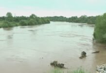 Autoridades atienden afectaciones por desbordamiento parcial del río de la Sierra.