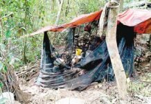 Macuspana: FGE desmantela campamento clandestino del CJNG y asegura armas y uniformes tácticos.