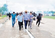 Bloqueo carretero termina con detenciones.