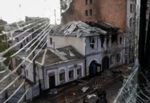 Intensifican ataques Rusia y Ucrania; cumbre Trump-Putin se pospone.