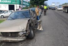 Góndola impacta y arrastra a un Tsuru en el puente Los Monos; no hubo heridos.