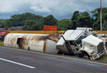Persecución en carretera acaba con pipa huachicolera volcada.