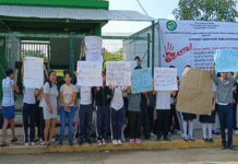 Alumnos del CECyTE 19 cierran el plantel y se enfrentan a su nueva directora.