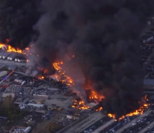 (VIDEOS) Avión se estrella y desata incendio en el aeropuerto de Louisville.
