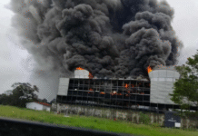 Huachicoleros incendian planta de nitrógeno y desatan alarma en la zona.