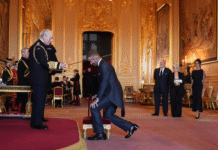 El rey Carlos III convierte a David Beckham en caballero del Reino Unido.