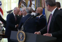 Trump interrumpe anuncio clave por desmayó en la Casa Blanca.