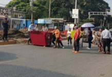 ¡Sin luz no hay paso! Bloqueo en Ixtacomitán por robo.