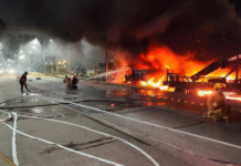 Tráiler se incendia tras brutal choque en Ciudad del Carmen.