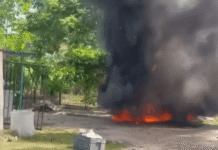 Motocarro de Construrama se incendia en plena calle de Cunduacán.