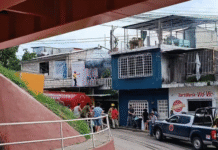 Fuego consume vivienda en Teapa por presunto cortocircuito eléctrico.