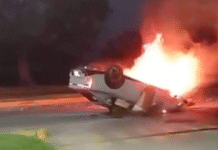 Auto volcado arde en llamas en paseo Usumacinta.