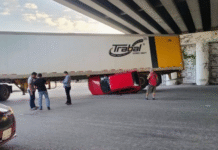 Caos vial tras brutal maniobra de tráiler.