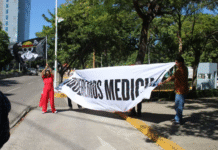 Jóvenes tabasqueños alzan la voz en protesta simbólica local.