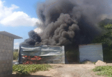 Autoridades atienden explosión e incendio en bodega de Nacajuca.