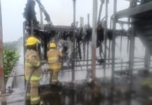 Autoridades controlan incendio en empresa de gases abandonada en Huimanguillo.