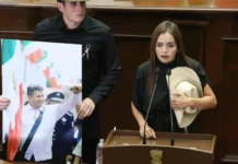 (VIDEO) Grecia Quiroz asume el mando tras el asesinato de su esposo Manzo.