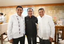 Javier May felicita a Eduardo Ramírez por su primer informe.